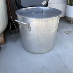 USED COMMERCIAL POT (needs A Good Clean Up) $15 Dlls I DONT KNOW THE SIZE 