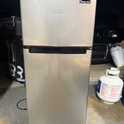 Magic Chef Fridge With Top Freezer 