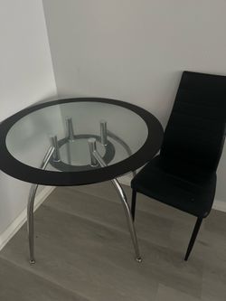CIRCLE DINING TABLE + 4 CHAIRS