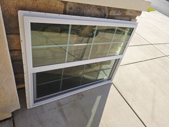 48x36 - new construction & single hung. (Broken glass)