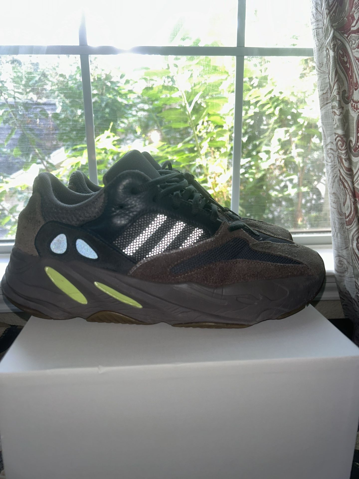 Yeezy 700 Mauve - Main Image