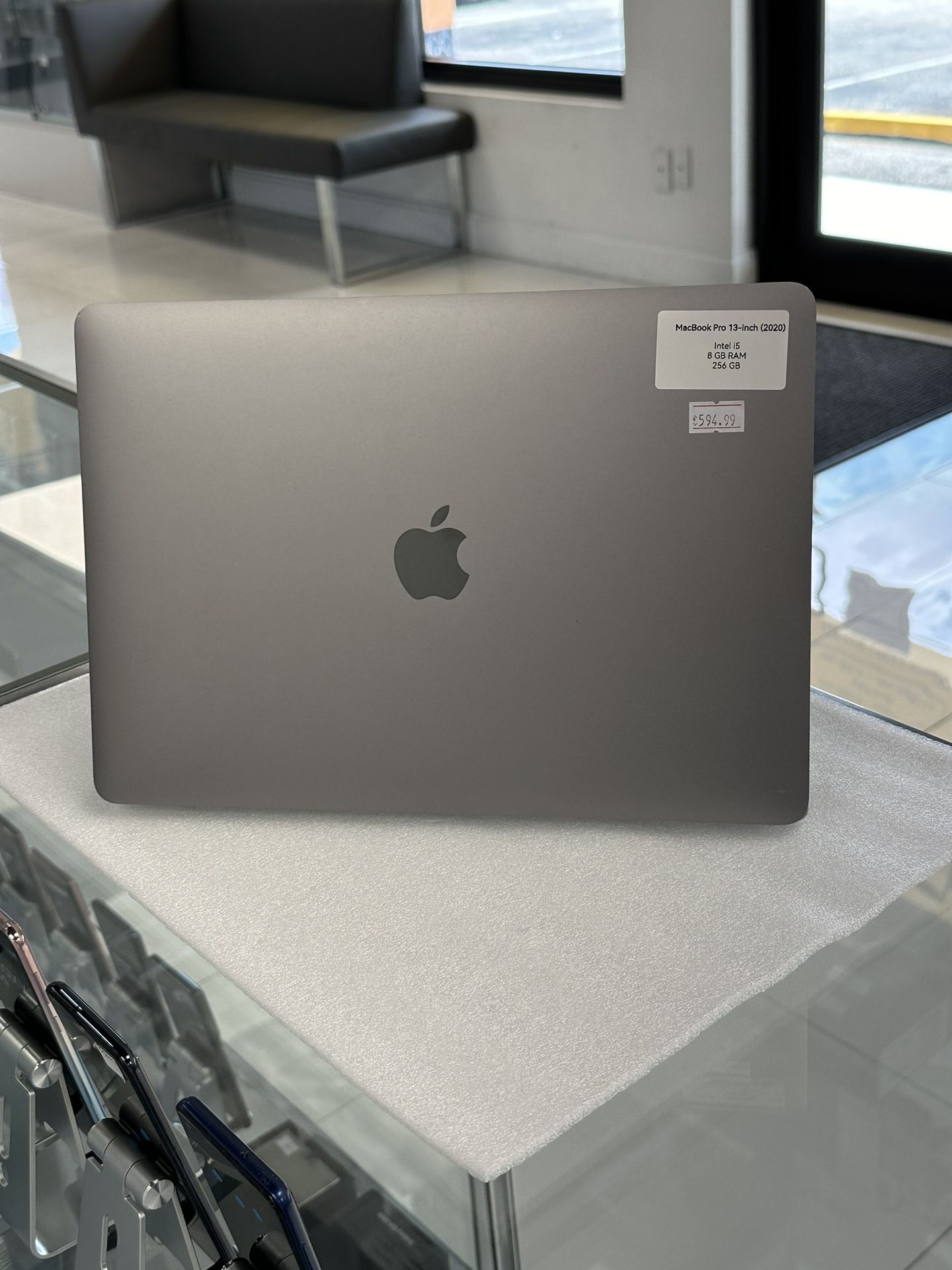 MacBook Pro  13-inch  (2020)    256 GB 