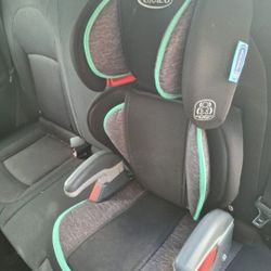 Silla de seguridad infantil tipo booster.