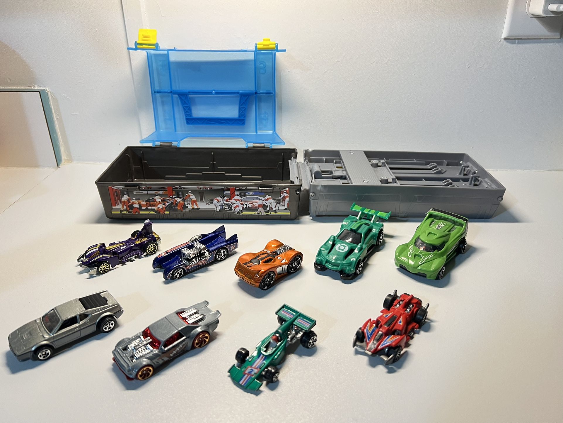 Hot Wheels Race Case Carrier And Dual Car Launcher, 10 pieces