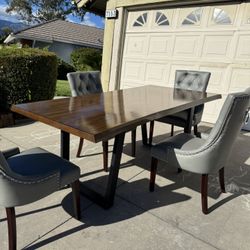 Great Dining Table With 4 Leather Chairs 