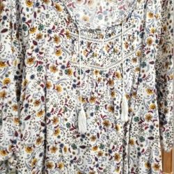 Woman's  Tops - Lot 10 TOPS