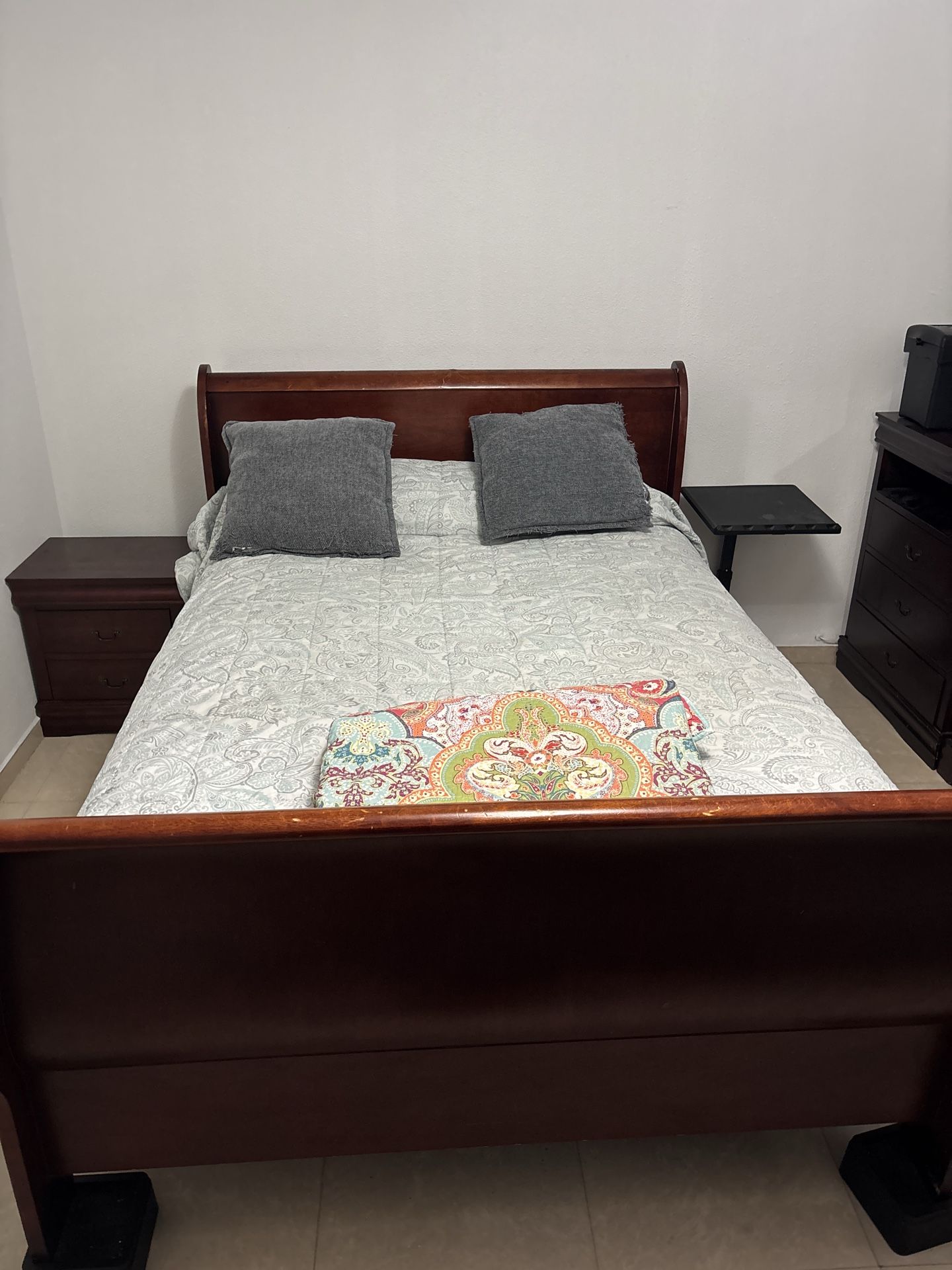 Bedroom Set – Large Queen Bed, Bed Frame, Nightstand & 2 Dresser w/ Mirror