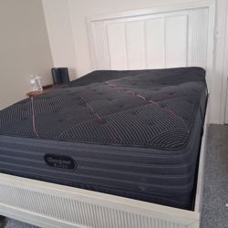 Bed Set Queen. Bed Frame W/LED, Box Spring And Matress 