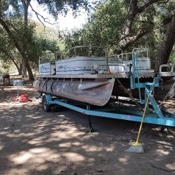 1996 Grumman Pontoon Boat