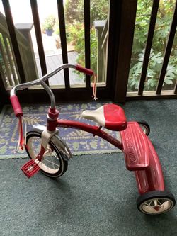 Tricycle Classic Radio Flyer, dual deck, Red. No rust.