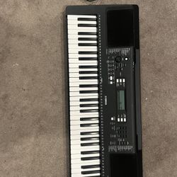Yamaha keyboard with pedal