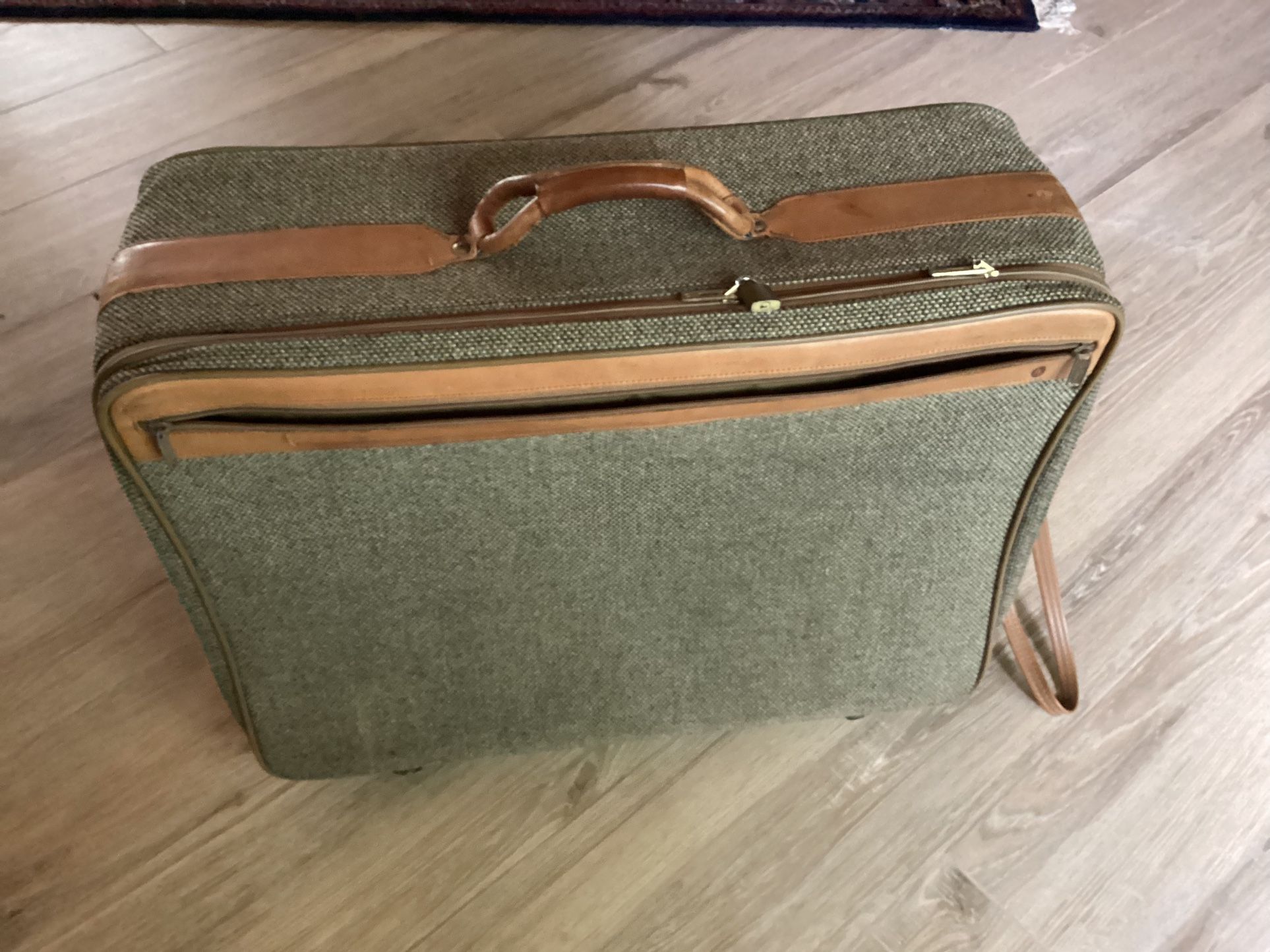 great condition 26 inch hartman suitcase on wheels