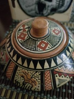 Peruvian miniature bowl with lid