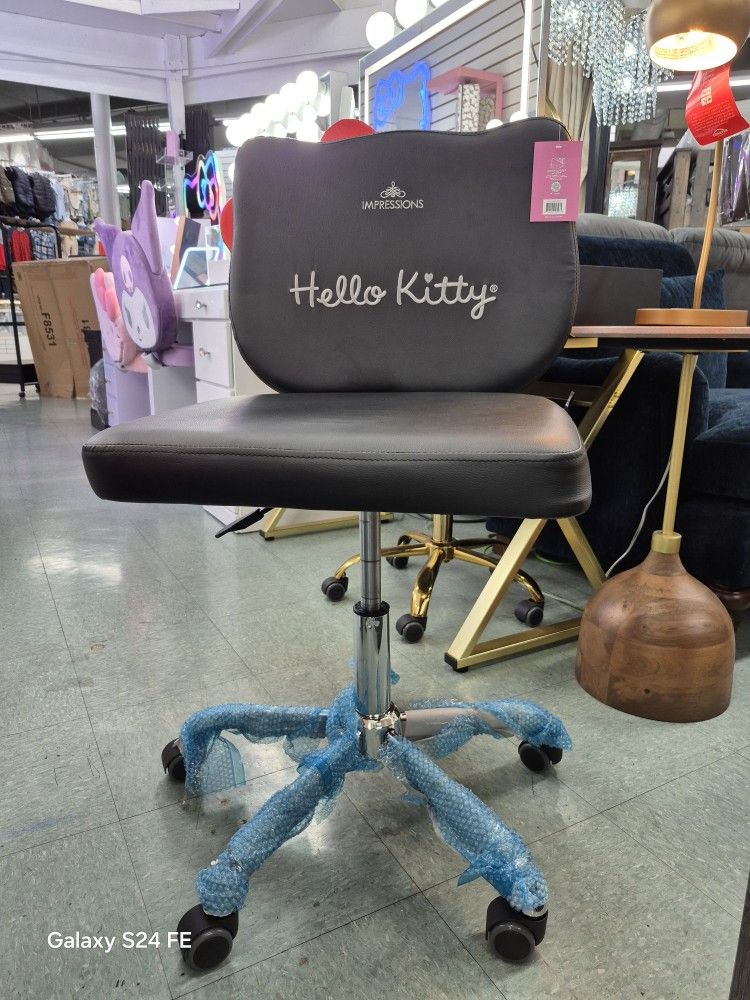 👨‍👩‍👧‍👦 Hello Kitty Chair, Soft Faux Leather, New In The Box.