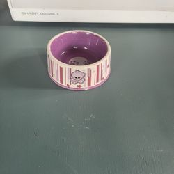 pet food dish $1 some small chipping as shown in pics. everett/ melvin ave pick up area. 