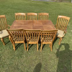 Dining room Set 8 Chairs and A Leaf. 
