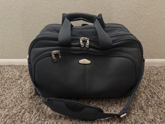 Ricardo brand 5 Zipper Carry On or Weekend Getaway Luggage