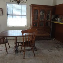 Comedor con sillas 6yvitrina por 450