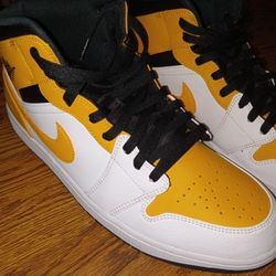 Jordan 1  Mens Size 13 University gold