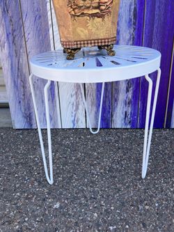 New White Metal Plant Stand