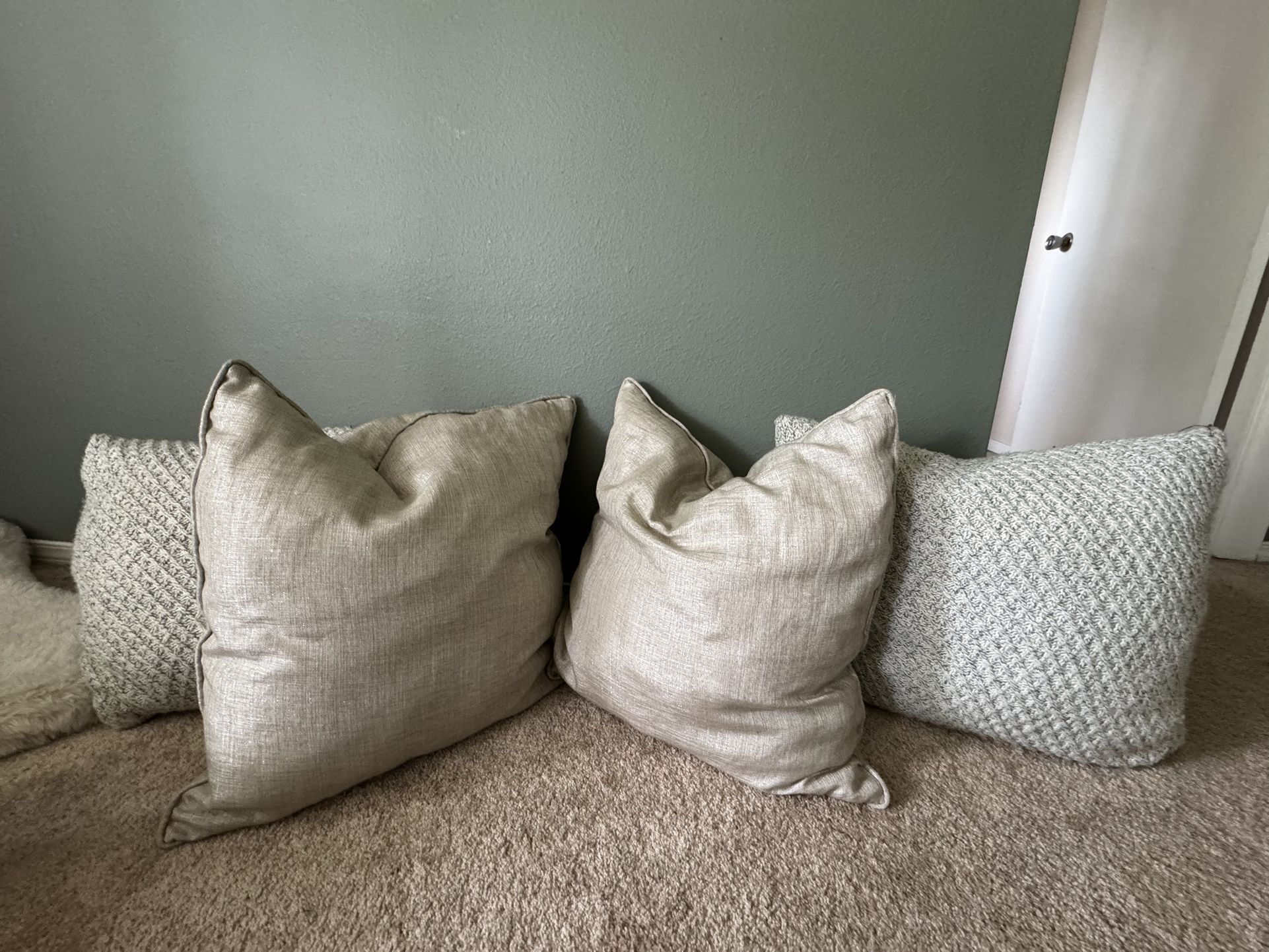 Set Of 4 Decorative Throw Pillows for Sale in Seattle, WA - OfferUp
