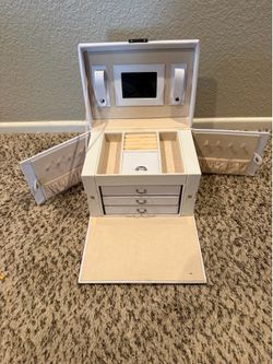 Jewelry box