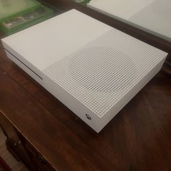 Xbox One S + 3 Games