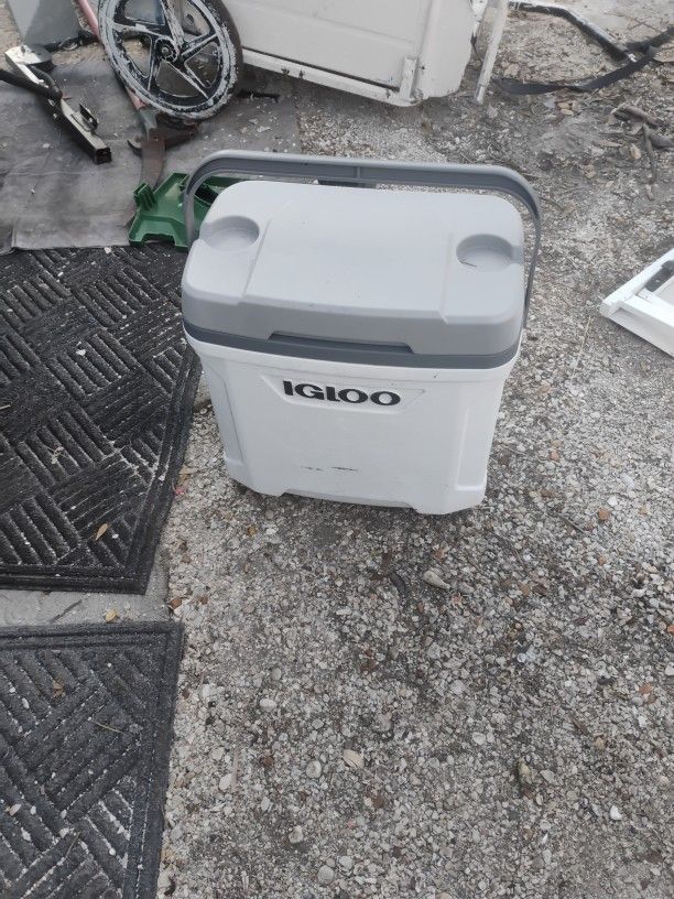 Cooler Holds 50 Cans In Like New Cond