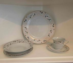 Montgomery Ward Holiday Dinnerware Set 39 pc