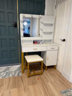 Title: Vanity Desk with Mirror & Lights - Good Condition