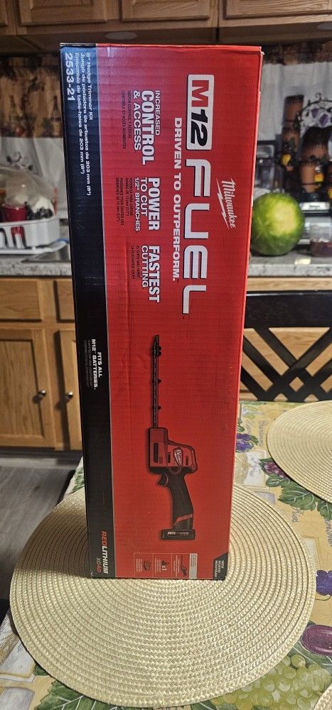 MILWAUKEE M12V FUEL BRUSHLESS-8"-HEDGE TRIMMER KIT BATTERY XC4.0 Y CHARGER BRAND NEW