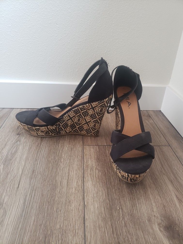 mia Wedges