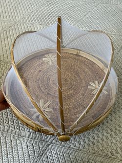 Food Cover with Mesh Net/6 small woven natural-fiber baskets/bowls