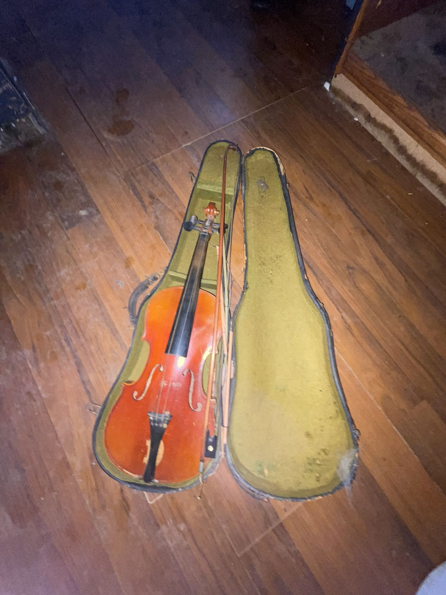very old violin unknown brand not in good condition