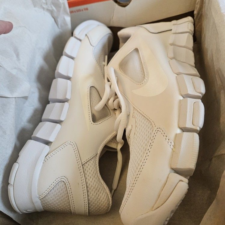 Size 9 - Nike Flex Show TR 2 White shoes