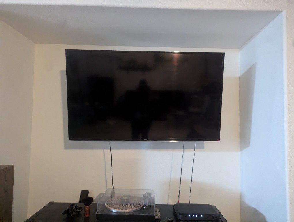 62" Flat Screen TV With Mount 