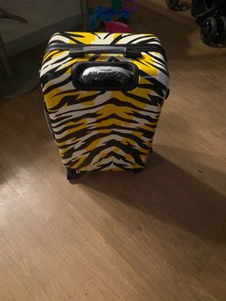 A nearly new suitcase; I never used it for travel—I only used it to store clothes at home.