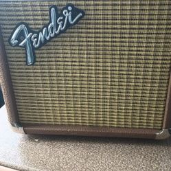 Nice Fender SA10. Acoustic Amplifier Newer