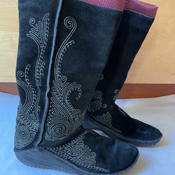 PUMA Monsoon Black Embrioder Suede Soft Slide In Boot  8.5