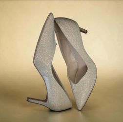 Woman’s size 8 heels