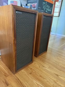 Vintage SOUNDELAY speakers. Walnut Case Speakers