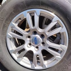Vendo Un Set De Rines Y Llantas Medidas 275/65R18 De 6 Birlos Son Para Ford Con Un 90/100 De Vida Precio $500 Un Poco Negociable