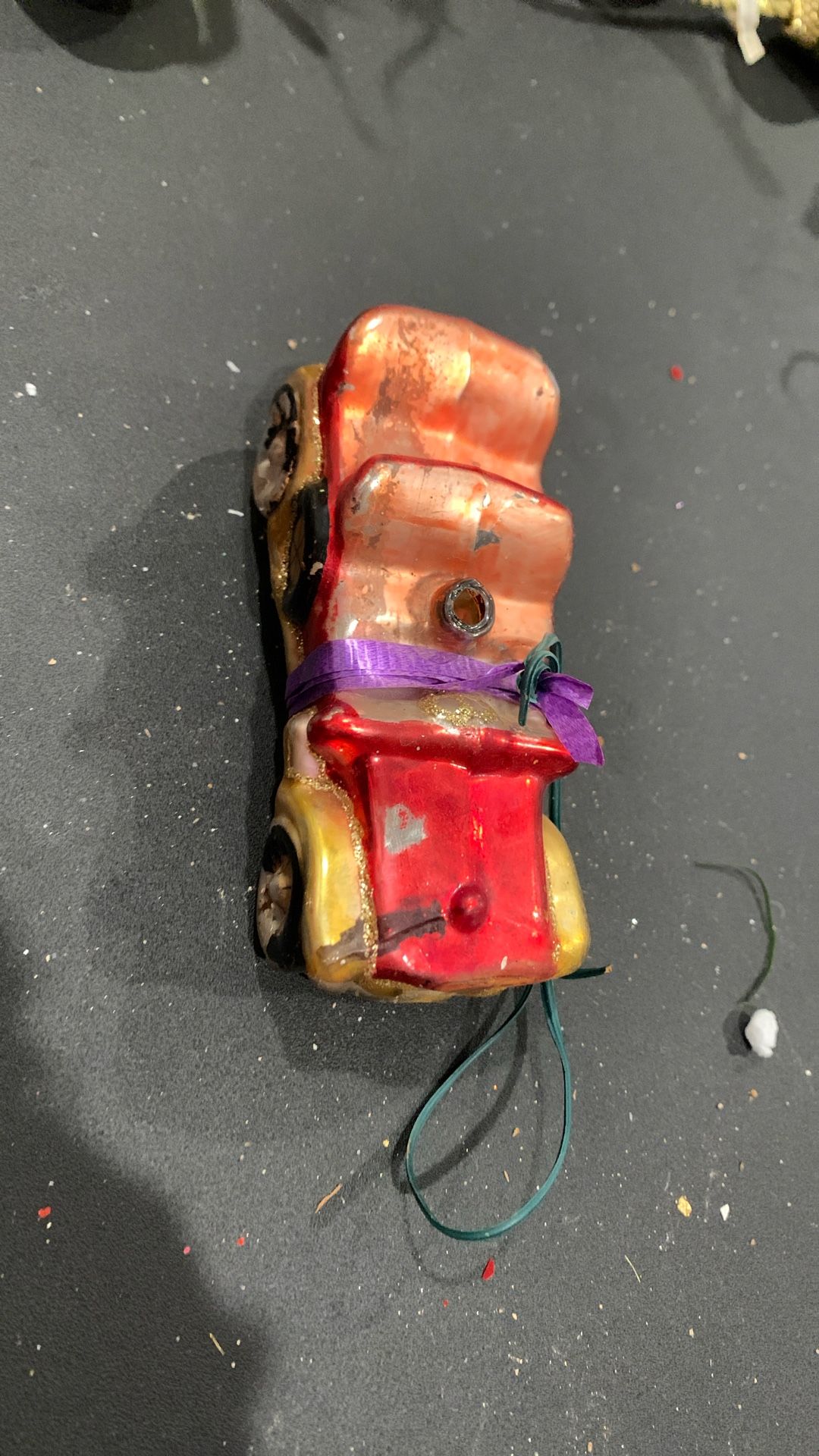 COLLECTIBLE  CAR TREE ORNAMENT 