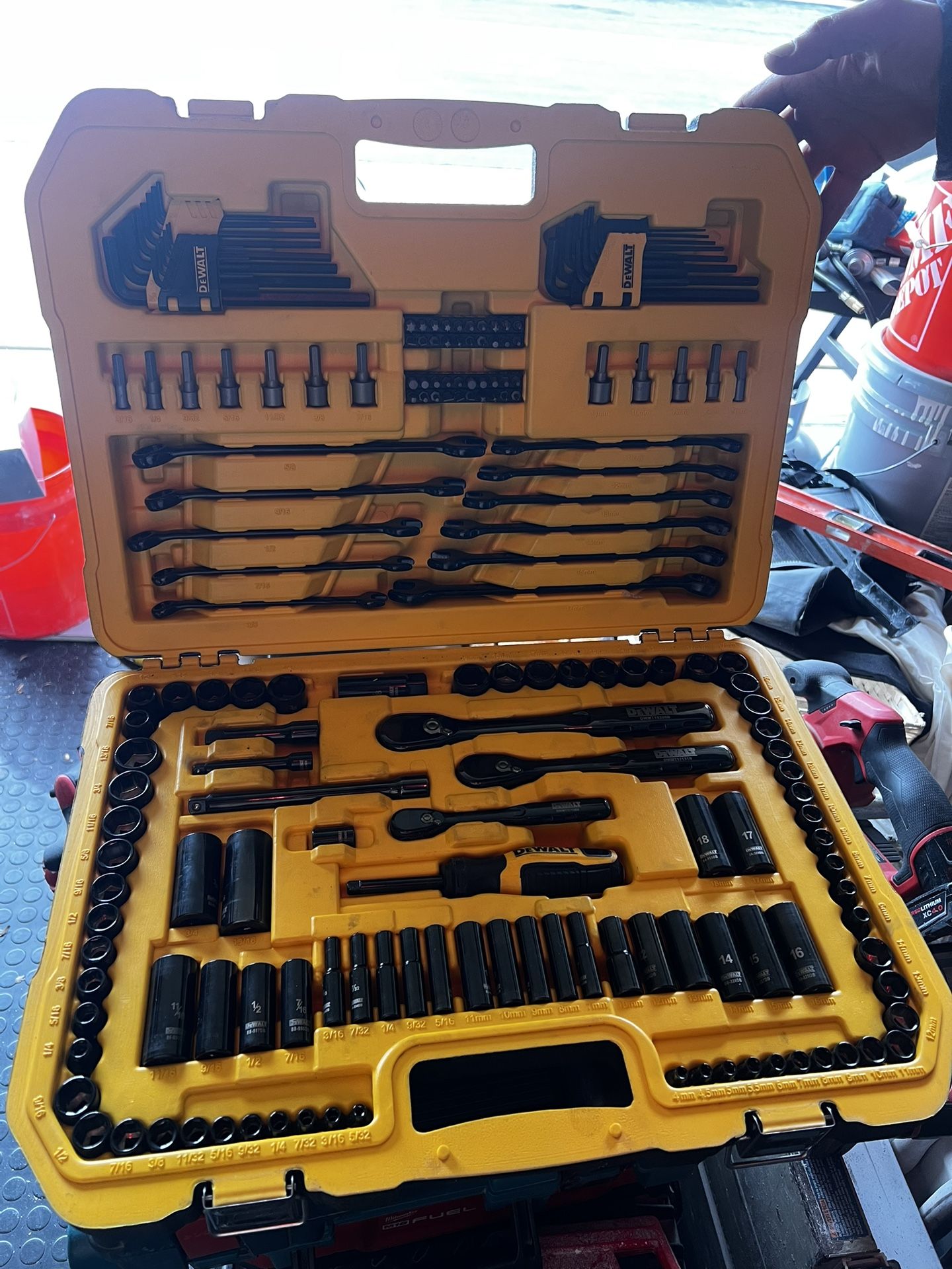 Dewalt 184 pc mechanics tool set