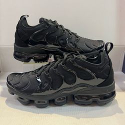 NIKE AIR VAPORMAX PLUS “TRIPLE BLACK”