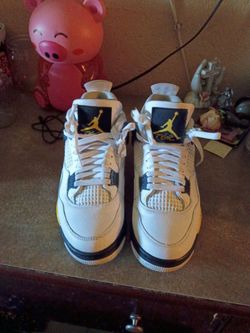 Used tour de yellow Jordan 4s