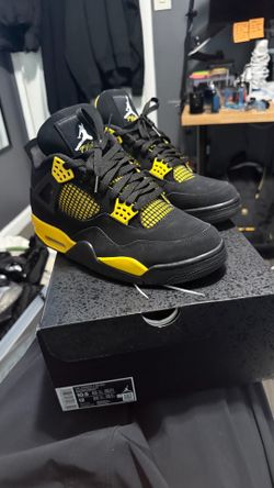 Air Jordan 4 thunder Size 10.5 – Worn Once – Clean – OG Box