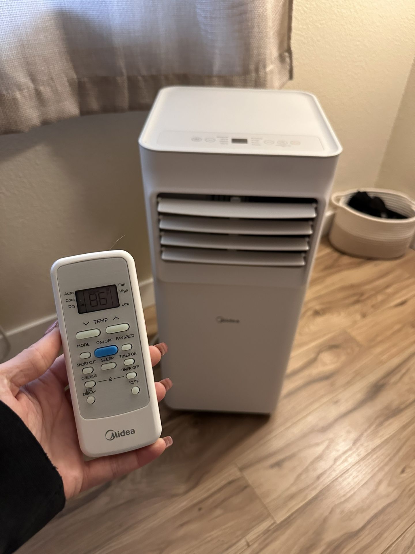 AC unit With Hose And Attachments And Remote