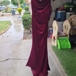 BEAUTIFUL PROM DRESS SIZE SMALL WITH TAIL. LAST MINUTE