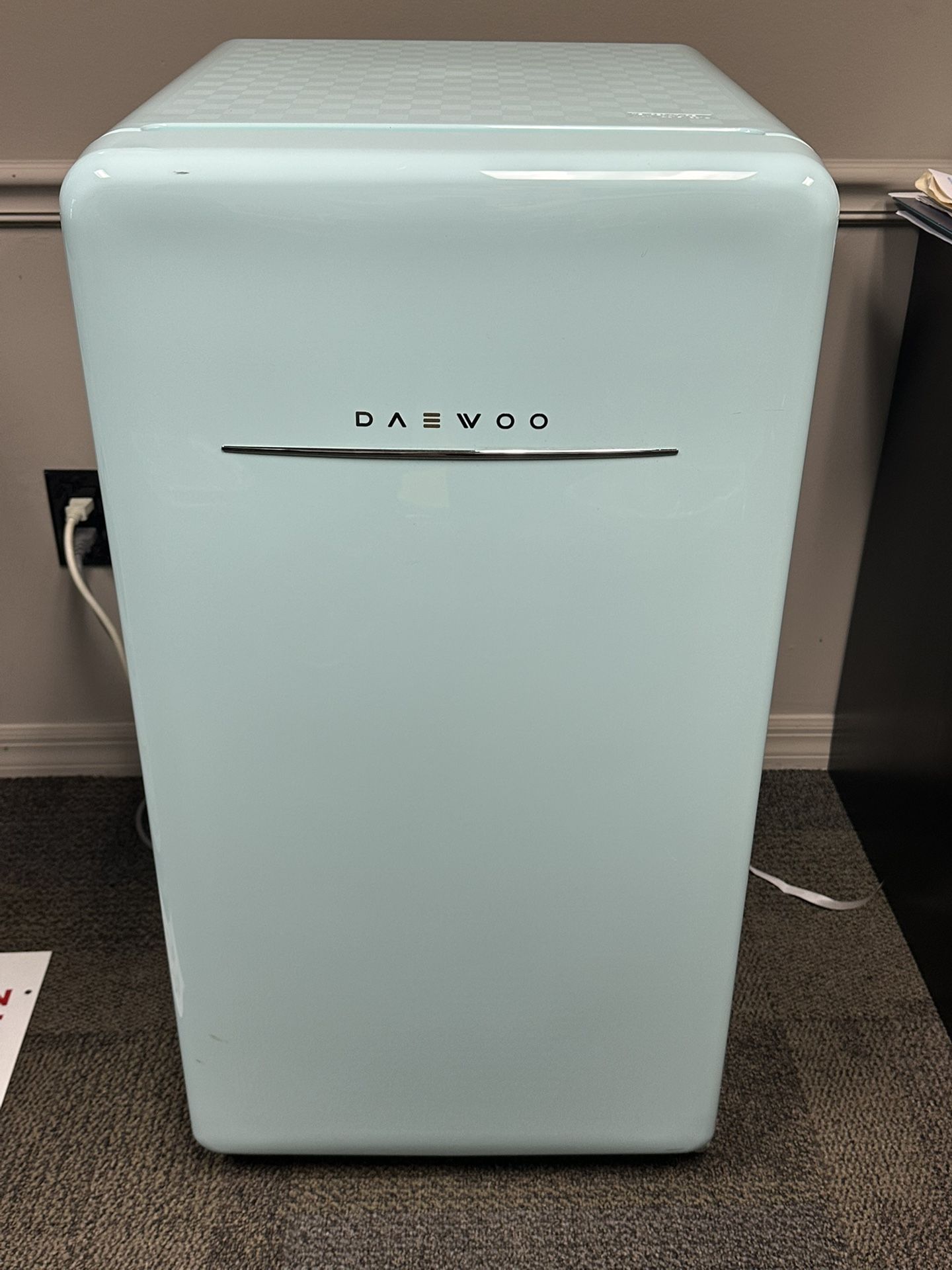 Daewoo Retro 4.4-cu ft Freestanding Mini Fridge  (Mint/Teal Green)